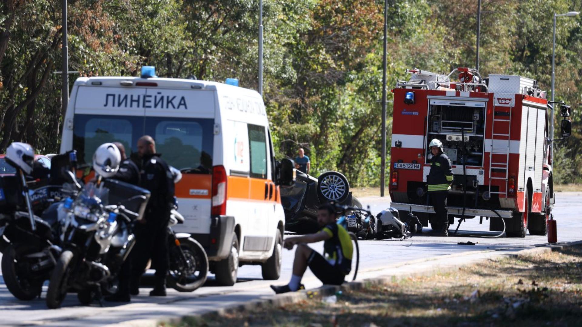 Kraj prometne nesreče — reševalno vozilo, gasilsko vozilo in policija