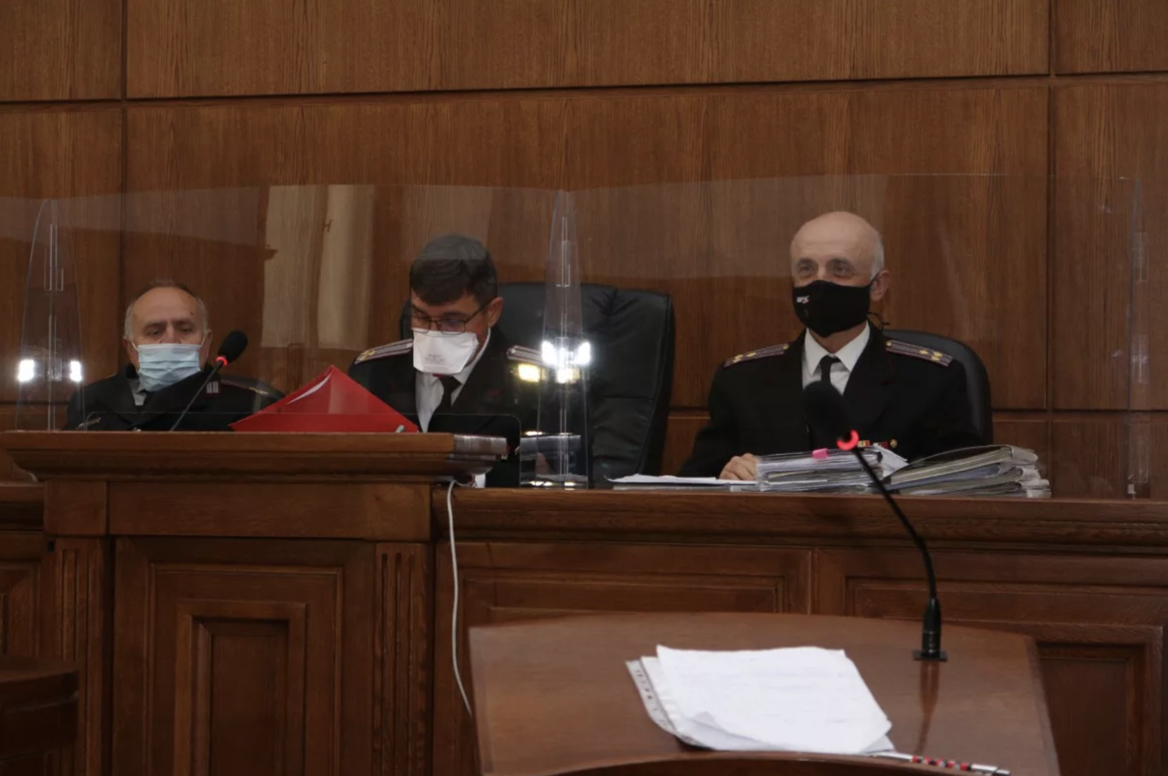 Vojaško sodišče — sodniki in tožilec med zasedanjem